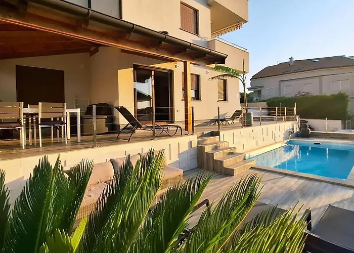 Luxury Apartment Near The Beach With Private Pool -Exclusive Use
