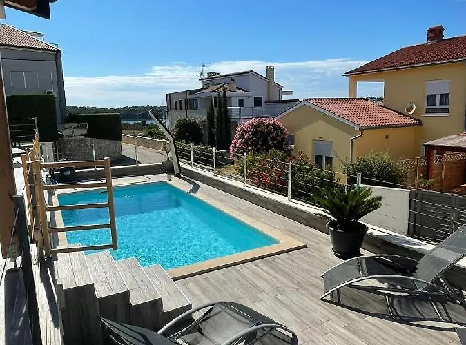 Luxury 2-Bedroom Apartment Near The Beach With Private Pool -Exclusive Use